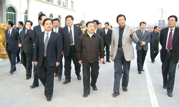 山東省委副書記、省長(zhǎng)韓寓群、濰坊市委書記張新起一行蒞臨華藝雕塑參觀指導(dǎo)，傅紹相總經(jīng)理介紹雕塑藝術(shù)