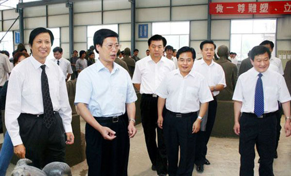 中央政治局常委、國務(wù)院副總理張高麗蒞臨華藝雕塑視察指導(dǎo)，傅紹相總經(jīng)理介紹雕塑藝術(shù)